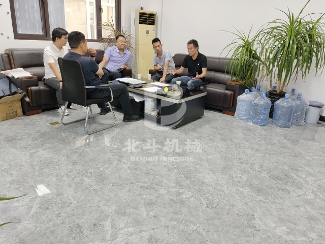 總設(shè)計(jì)師張總與客戶(hù)深入交流鋰電池炭化爐