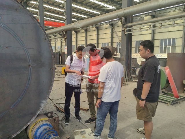 非洲客戶(hù)到訪鞏義北斗機(jī)械考察新型炭化爐